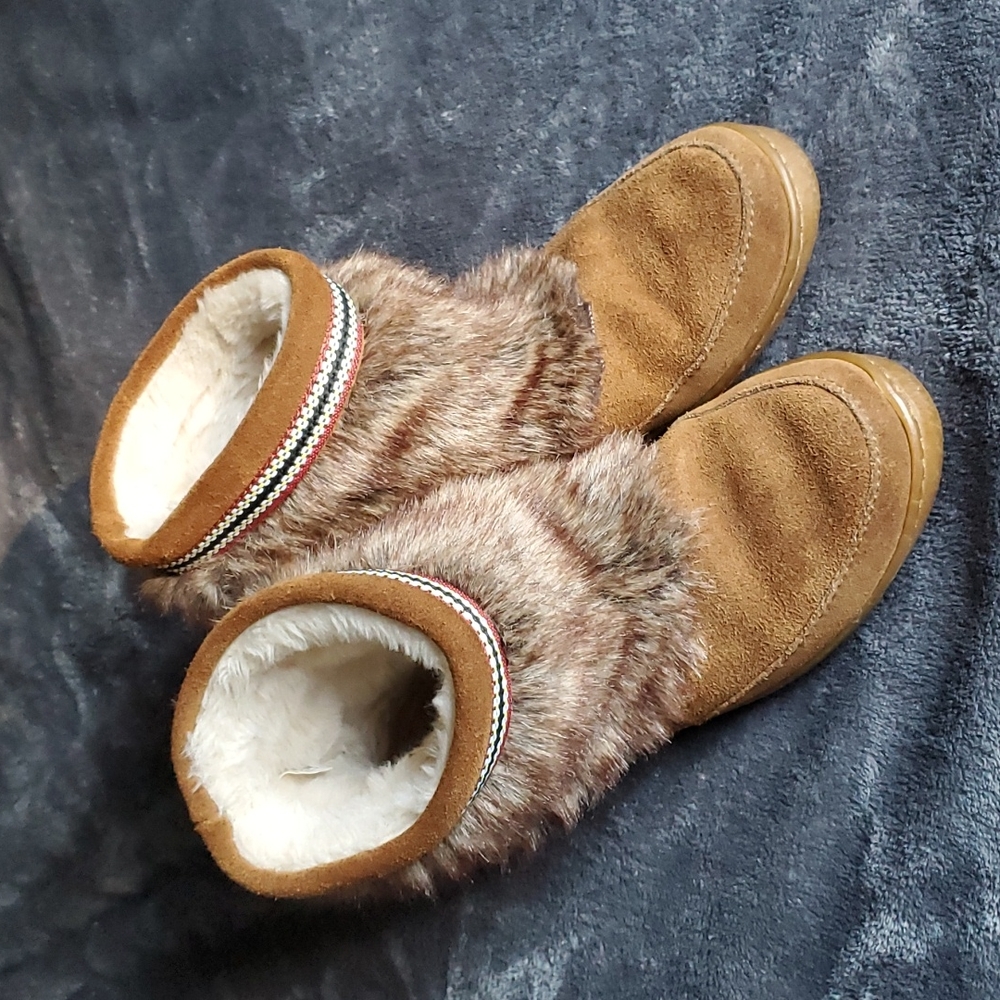 Minnetonka boots size 8
